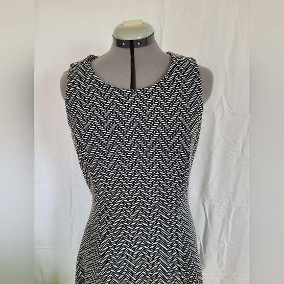 Black and white chevron knit dress size M - Picture 2 of 9
